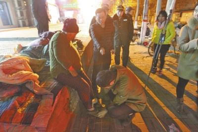 头1年等儿子 岂料儿子就在百米外网吧j9九游会网址是什么7旬老人露宿街