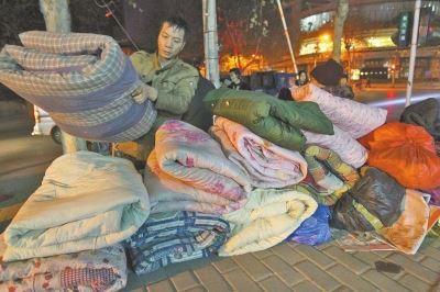 头1年等儿子 岂料儿子就在百米外网吧j9九游会网址是什么7旬老人露宿街(图2) 头1年等儿子 岂料儿子就在百米外网吧j9九游会网址是什么7旬老人露宿街(图2)