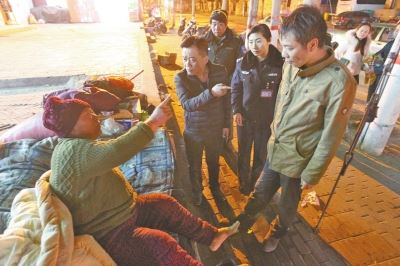 头1年等儿子 岂料儿子就在百米外网吧j9九游会网址是什么7旬老人露宿街(图3) 头1年等儿子 岂料儿子就在百米外网吧j9九游会网址是什么7旬老人露宿街(图3)