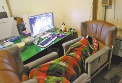 头1年等儿子 岂料儿子就在百米外网吧j9九游会网址是什么7旬老人露宿街(图4) 头1年等儿子 岂料儿子就在百米外网吧j9九游会网址是什么7旬老人露宿街(图4)