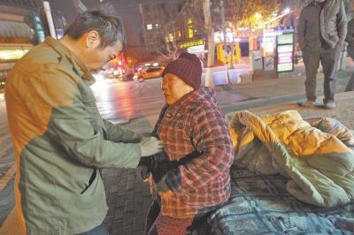 头1年等儿子 岂料儿子就在百米外网吧j9九游会网址是什么7旬老人露宿街(图5) 头1年等儿子 岂料儿子就在百米外网吧j9九游会网址是什么7旬老人露宿街(图5)