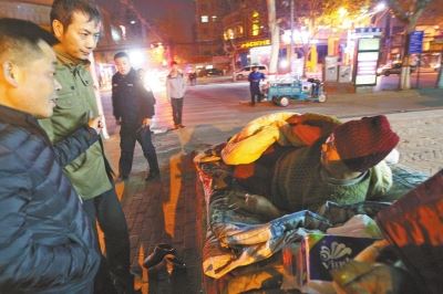 头1年等儿子 岂料儿子就在百米外网吧j9九游会网址是什么7旬老人露宿街(图6) 头1年等儿子 岂料儿子就在百米外网吧j9九游会网址是什么7旬老人露宿街(图6)